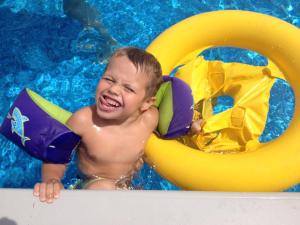 Henry in pool 2014